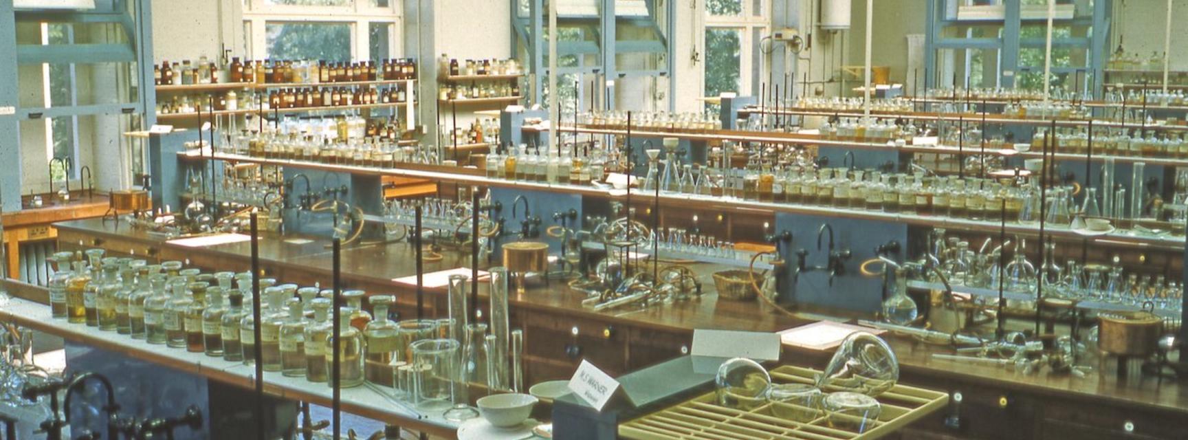 Photo of the inside of the Dyson Perrins Organic Teaching Laboratory