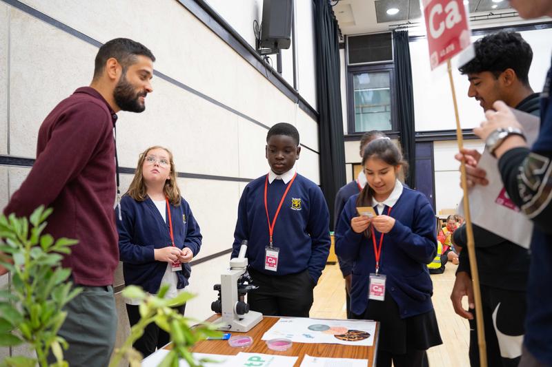 School pupils taking part in the Raise the Pulse activity at the University of Oxford