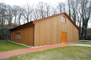 Non-magnetic research facility in Oldenburg - a large wooden building.
